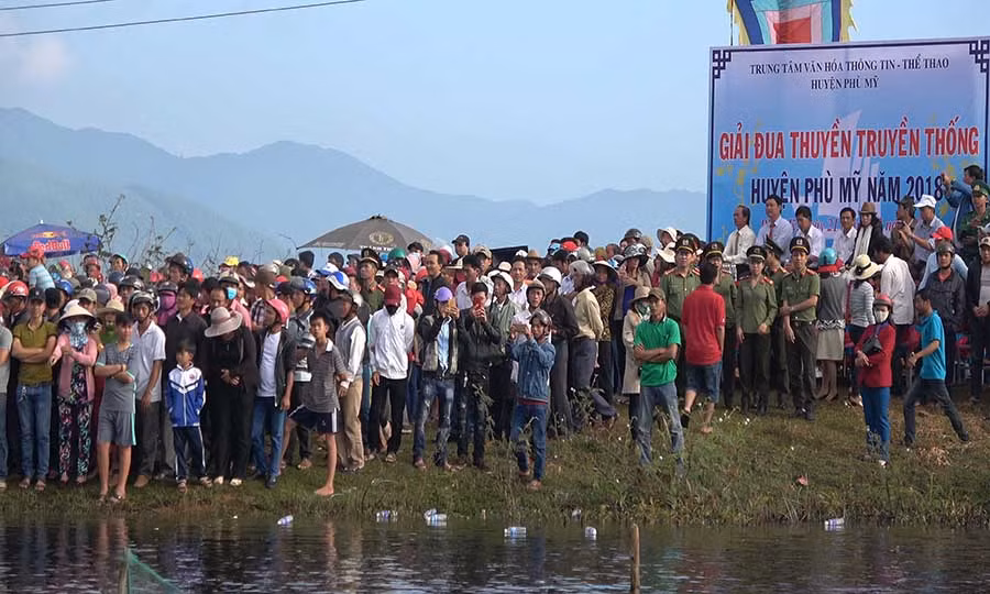 Đông đảo du khách đến xem và cổ vũ các đội đua. Ảnh: Văn Tố