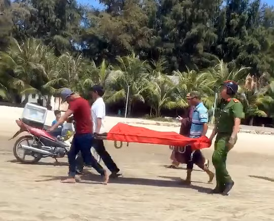  Một ni cô được tìm thấy sau vụ lọt vùng xoáy lúc đang tắm biển (nguồn: NLĐO)