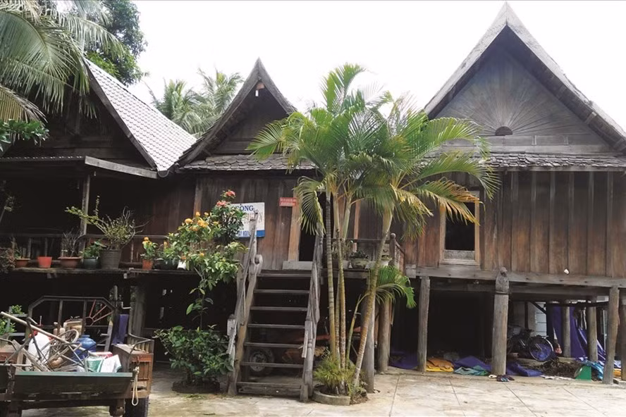 Ngôi nhà sàn đặc trưng kiến trúc Lào hơn 100 năm tuổi ở buôn Trí.
