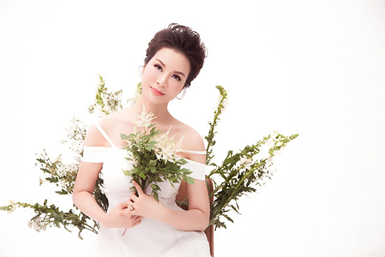 Trong bộ ảnh nhân nhịp đầu xuân năm mới, MC Thanh Mai chọn cho mình phong cách nhẹ nhàng, duyên dáng để tôn lên vẻ đẹp tự nhiên vốn có.  Trong bộ ảnh nhân nhịp đầu xuân năm mới, MC Thanh Mai chọn cho mình phong cách nhẹ nhàng, duyên dáng để tôn lên vẻ đẹp tự nhiên vốn có.