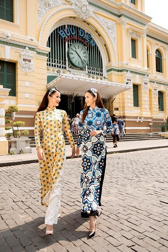 Cùng diện áo dài nhưng với gam màu tương phản đã giúp Ngọc Châu và Hương Ly thêm phần nổi bật và rạng rỡ. Cùng diện áo dài nhưng với gam màu tương phản đã giúp Ngọc Châu và Hương Ly thêm phần nổi bật và rạng rỡ.