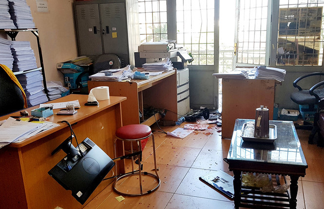 Máy tính trong Phòng công chứng bị đập phá hư hỏng.