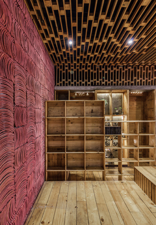  Bởi vậy, kiến trúc sư sử dụng hệ khung thép có sẵn, tấm pallet gỗ sồi mà chủ đầu tư định bỏ đi, bán rẻ. Trần, sàn, đồ dùng trong nhà làm từ loại gỗ này được đánh bóng lại.