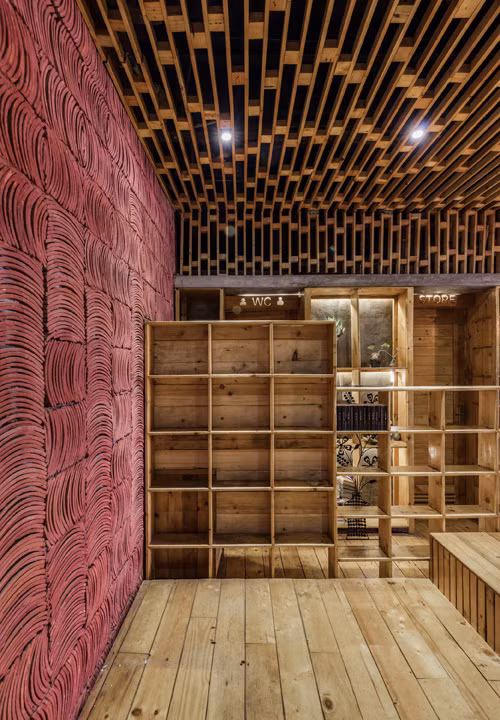  Bởi vậy, kiến trúc sư sử dụng hệ khung thép có sẵn, tấm pallet gỗ sồi mà chủ đầu tư định bỏ đi, bán rẻ. Trần, sàn, đồ dùng trong nhà làm từ loại gỗ này được đánh bóng lại.