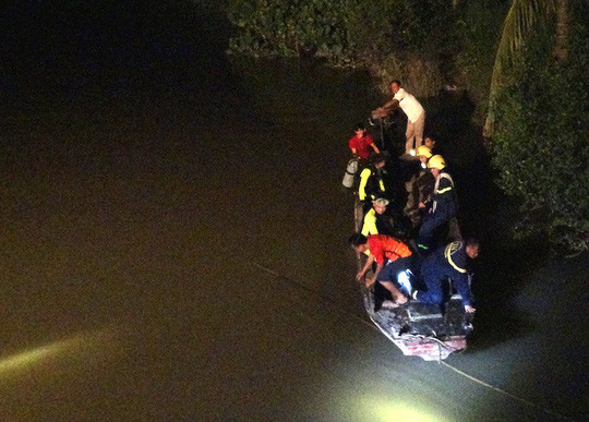 Lực lượng chức năng tìm kiếm thi thể cháu Nh.