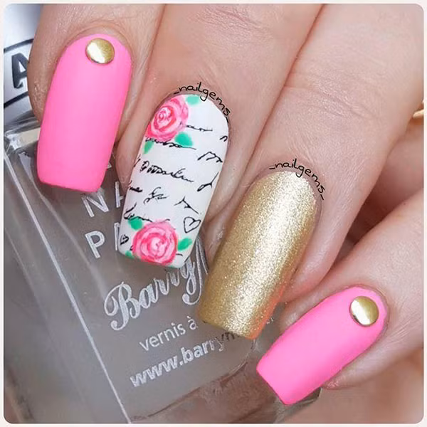 Sự kết hợp ngọt ngào giữa móng hồng dạng lì với nhũ vàng đồng và họa tiết hoa hồng.
