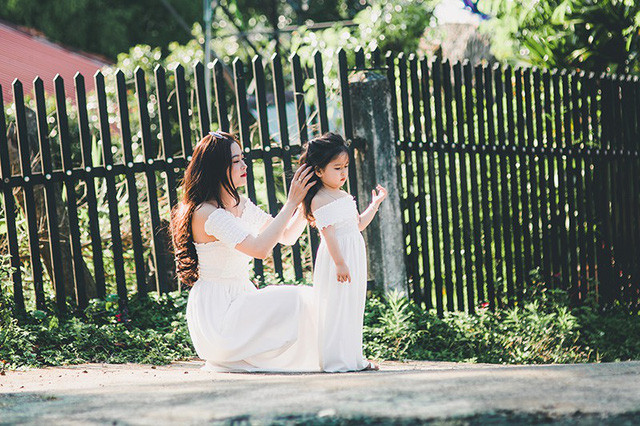 Chị Cẩm Vân chia sẻ: “Bé Trâm Anh rất thích chơi đùa với mẹ, phụ mẹ quay video bán mỹ phẩm, bưng bê dọn quán cà phê cho bà ngoại... Bé cũng không nhút nhát mà còn chơi, nói chuyện với khách của mẹ. Bé lanh lắm