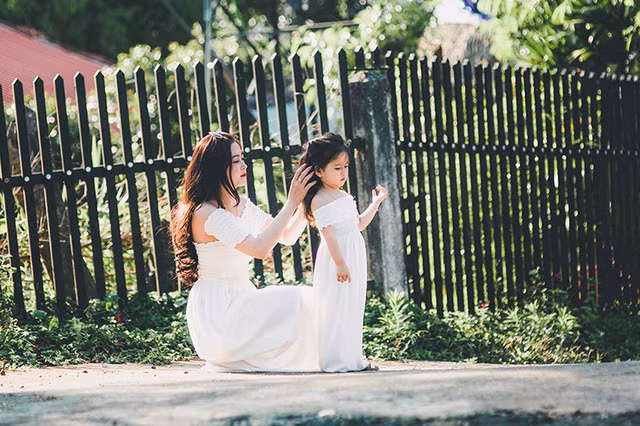 Chị Cẩm Vân chia sẻ: “Bé Trâm Anh rất thích chơi đùa với mẹ, phụ mẹ quay video bán mỹ phẩm, bưng bê dọn quán cà phê cho bà ngoại... Bé cũng không nhút nhát mà còn chơi, nói chuyện với khách của mẹ. Bé lanh lắm