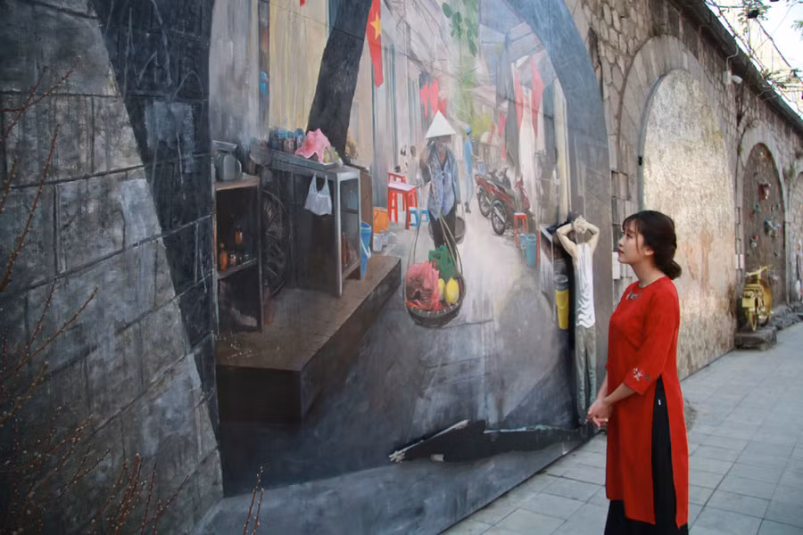 Những bức họa sống động như thật trên phố Phùng Hưng (Hoàn Kiếm, Hà Nội) bắt đầu được các họa sĩ Hàn Quốc và Việt Nam thực hiện trong gần 3 tháng 