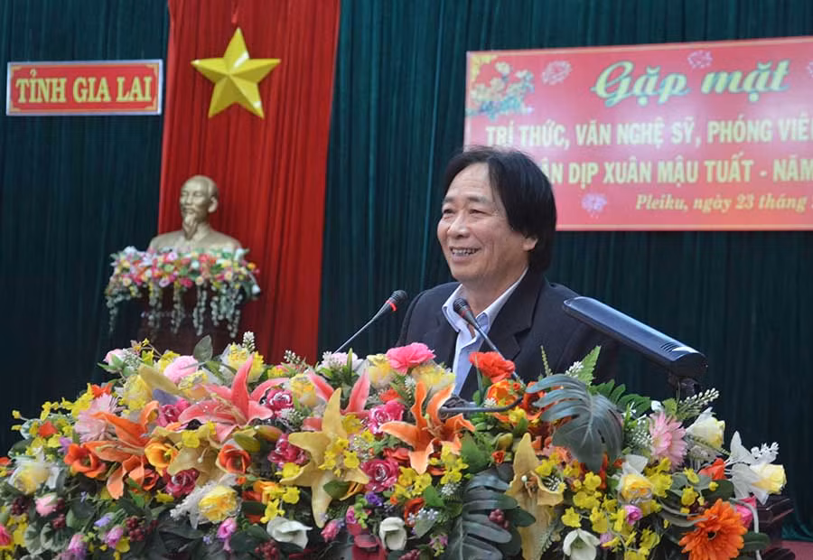 Nhạc sĩ Lê Xuân Hoan-Chủ tịch Hội Văn học-Nghệ thuật Gia Lai phát biểu ý kiến tại buổi gặp mặt. Ảnh: Phương Linh