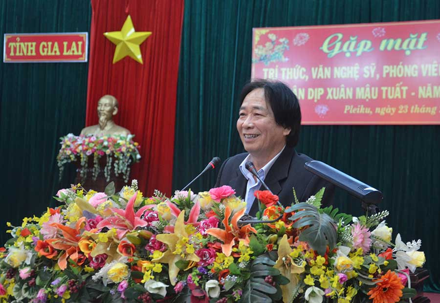 Nhạc sĩ Lê Xuân Hoan-Chủ tịch Hội Văn học-Nghệ thuật Gia Lai phát biểu ý kiến tại buổi gặp mặt. Ảnh: Phương Linh