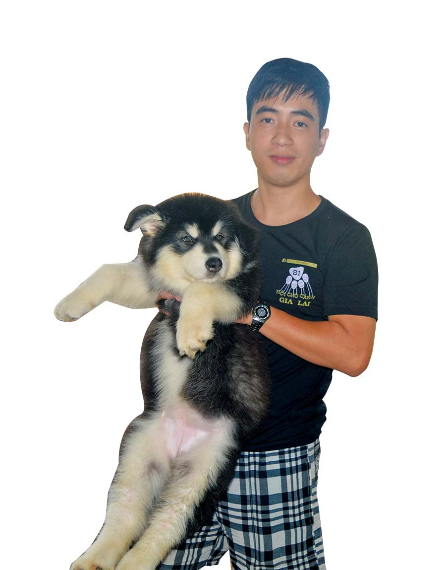 Anh Trịnh Minh Thế bên một chú chó Alaska. Ảnh: Đ.Y  Anh Trịnh Minh Thế bên một chú chó Alaska. Ảnh: Đ.Y