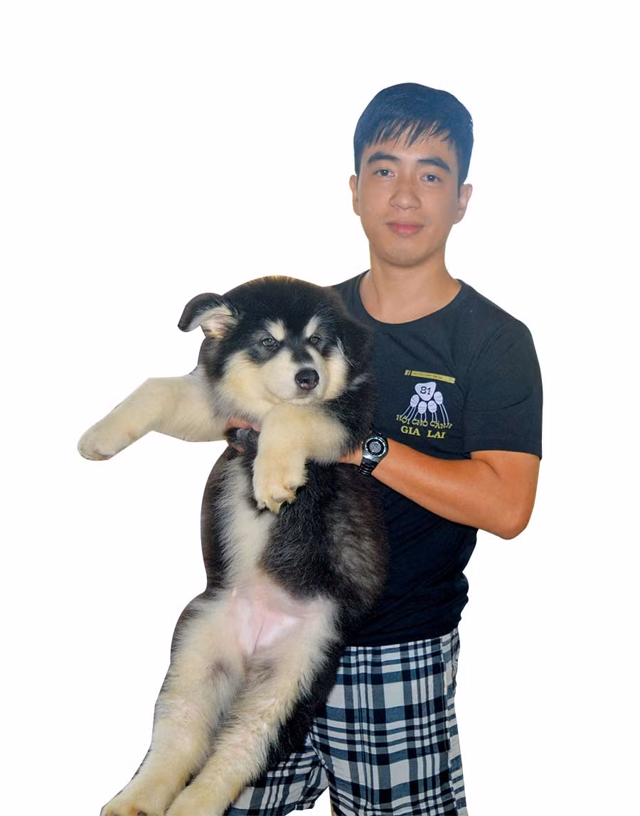 Anh Trịnh Minh Thế bên một chú chó Alaska. Ảnh: Đ.Y Anh Trịnh Minh Thế bên một chú chó Alaska. Ảnh: Đ.Y