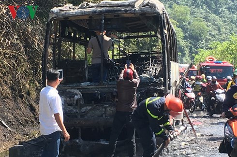 Cảnh sát giao thông và Cảnh sát PCCC Liên Chiểu kịp thời có mặt dập lửa nhưng chiếc xe bị thiêu rụi.