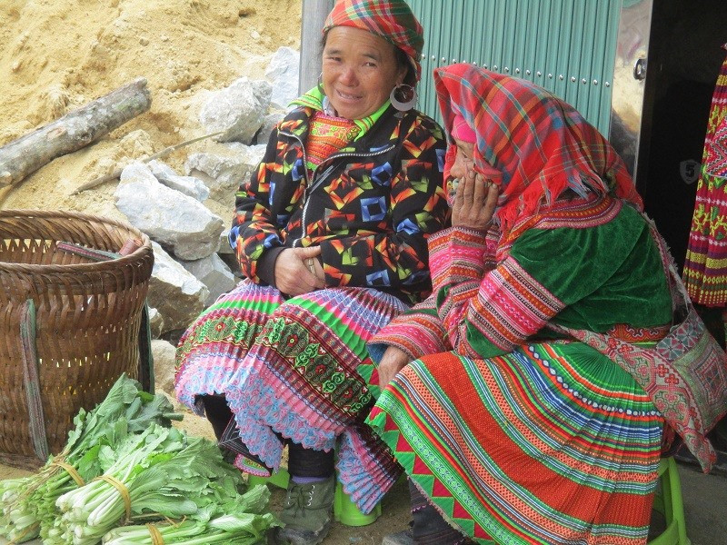 Trang phục đặc thù của phụ nữ giao. 