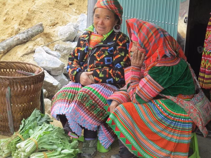 Trang phục đặc thù của phụ nữ giao. 