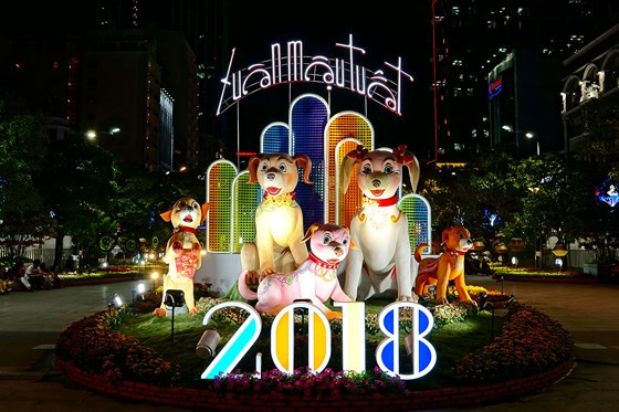  Đầu cổng chính vào đường hoa được đặt tiểu cảnh gia đình chó sinh động và đẹp mắt. 