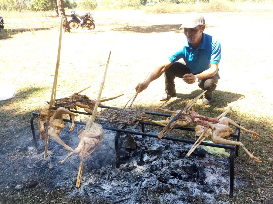 Nướng gà phục vụ thực khách. Ảnh: Lê Hòa