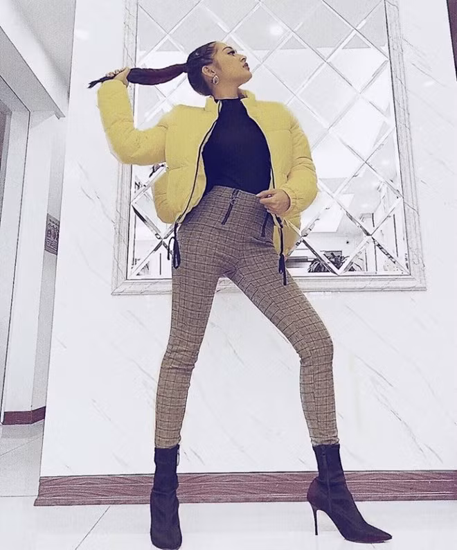 Bảo Anh ''phiêu'' cùng trang phục màu nổi, tôn đường cong gợi cảm. Chẳng cần tới váy đầm cắt xẻ, chỉ diện áo cổ lọ và quần cạp cao dáng ôm, mix cùng áo mang sắc vàng tươi tắn là nữ ca sỹ đã ''thắp sáng'' phong cách thành công.