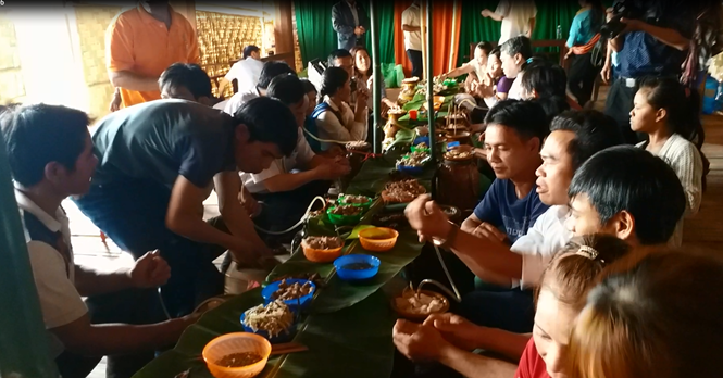 Cả làng cùng dự hội sau lễ bắc máng nước. Cả làng cùng dự hội sau lễ bắc máng nước.