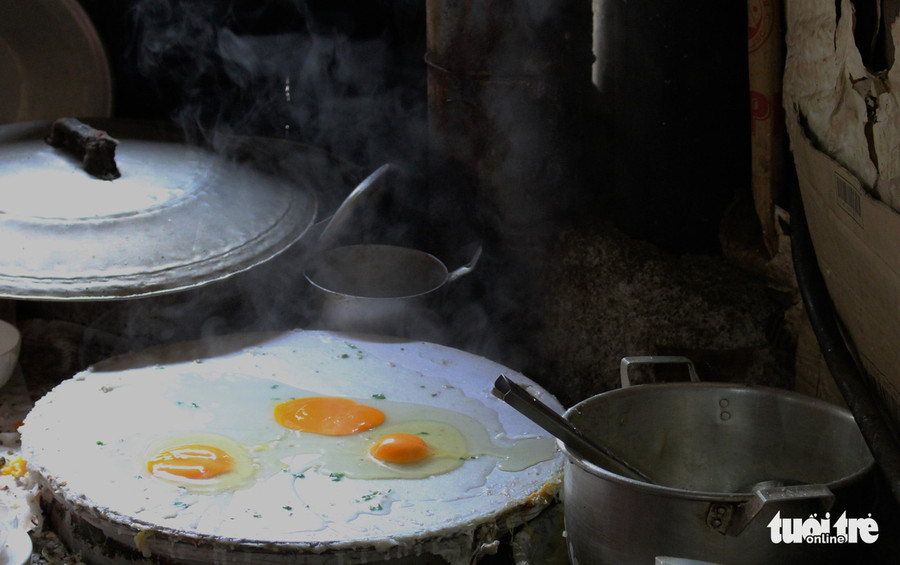 Bánh cuốn trứng nóng hổi đang trên khuôn tại chợ Đồng Văn, Hà Giang