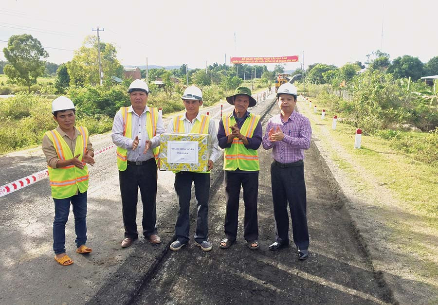  Ông Nguyễn Hữu Quế-Giám đốc sở GT-VT tặng quà cho đơn vị thi công. Ảnh: L.A