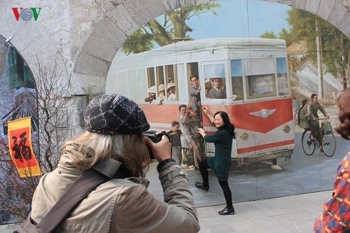 Không chỉ những người trẻ mà còn có những người trung niên và người già cũng đổ ra các điểm vui chơi ngày Tết.