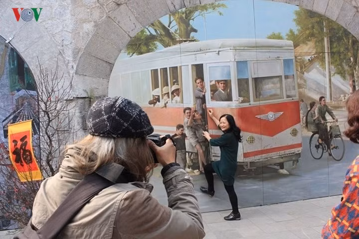 Không chỉ những người trẻ mà còn có những người trung niên và người già cũng đổ ra các điểm vui chơi ngày Tết.