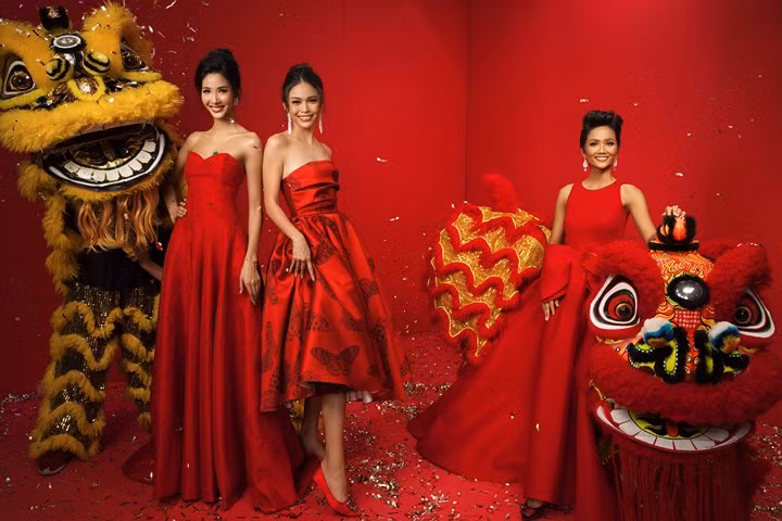  Giữa không khí rộn rã chào đón năm mới, bộ ảnh như lời chúc ý nghĩa về những điều tốt đẹp mà tổ chức Hoa hậu Hoàn vũ Việt Nam và Hoa hậu H’hen Niê, Á hậu Hoàng Thùy, Á hậu Mâu Thủy muốn gửi gắm đến khán giả. 