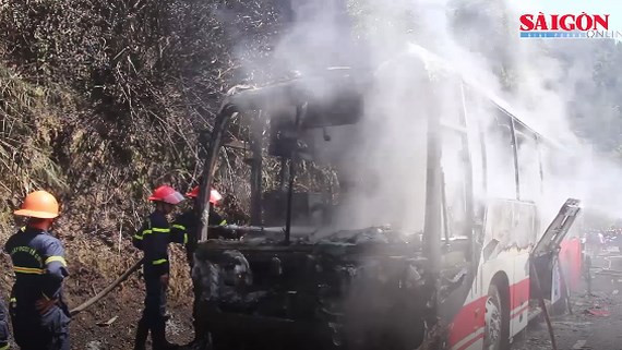 Xe khách chở 29 du khách nước ngoài cháy rụi trên đèo Hải Vân. Xe khách chở 29 du khách nước ngoài cháy rụi trên đèo Hải vân