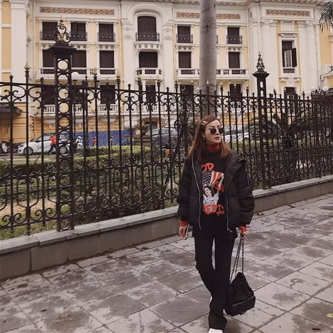 Yến Nhi cũng chẳng diện đồ cầu kỳ. Cô phối layer nhiều lớp trang phục để giữ ấm – bộ ba áo cổ lọ, áo nỉ và áo khoác – đồng thời giúp nữ ca sĩ trở nên cá tính hơn đáng kể.