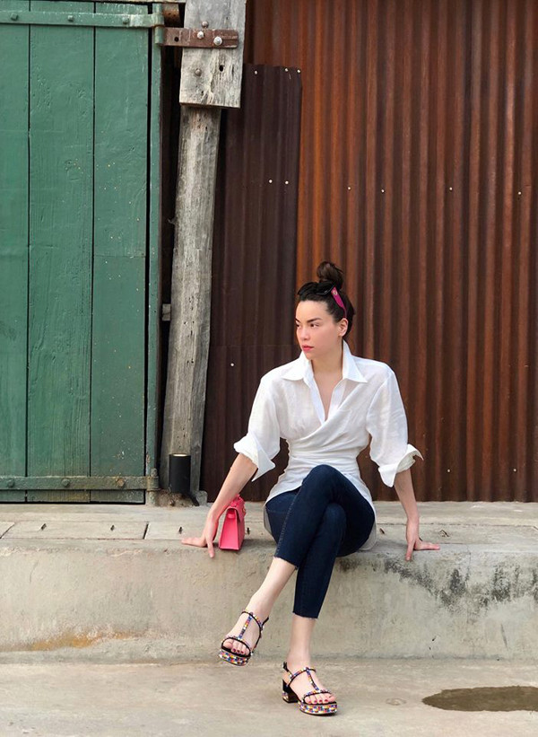 Hồ Ngọc Hà đón mùa nắng mới của mùa xuân phương Nam với set đồ hợp mốt gồm áo sơ mi cách điệu, jean skinny, sandal nạm đinh và phụ kiện khăn kính mát tiệp sắc hồng cùng túi Hermes.
