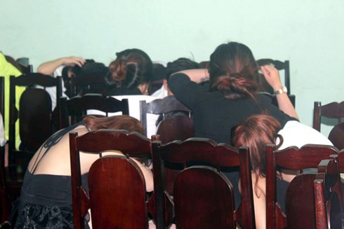  Các đối tượng tại trụ sở công an. Ảnh: B.A.