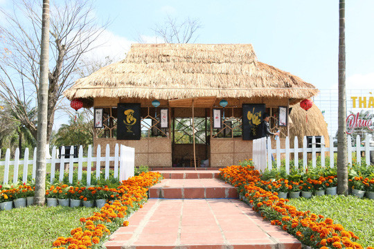 Không gian quê giữa lòng thành phố với nhà tranh, ụ rơm vàng