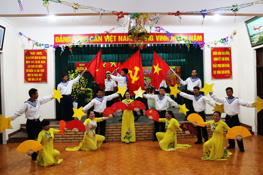 Đêm văn nghệ cây nhà lá vườn mừng đảng mừng xuân của quân dân trên đảo Trường Sa