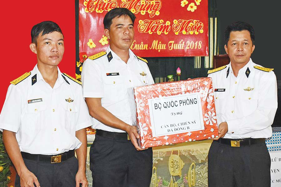 Tặng quà cho chiến sĩ đảo Đá Đông B. Ảnh: M.T  Tặng quà cho chiến sĩ đảo Đá Đông B. Ảnh: M.T