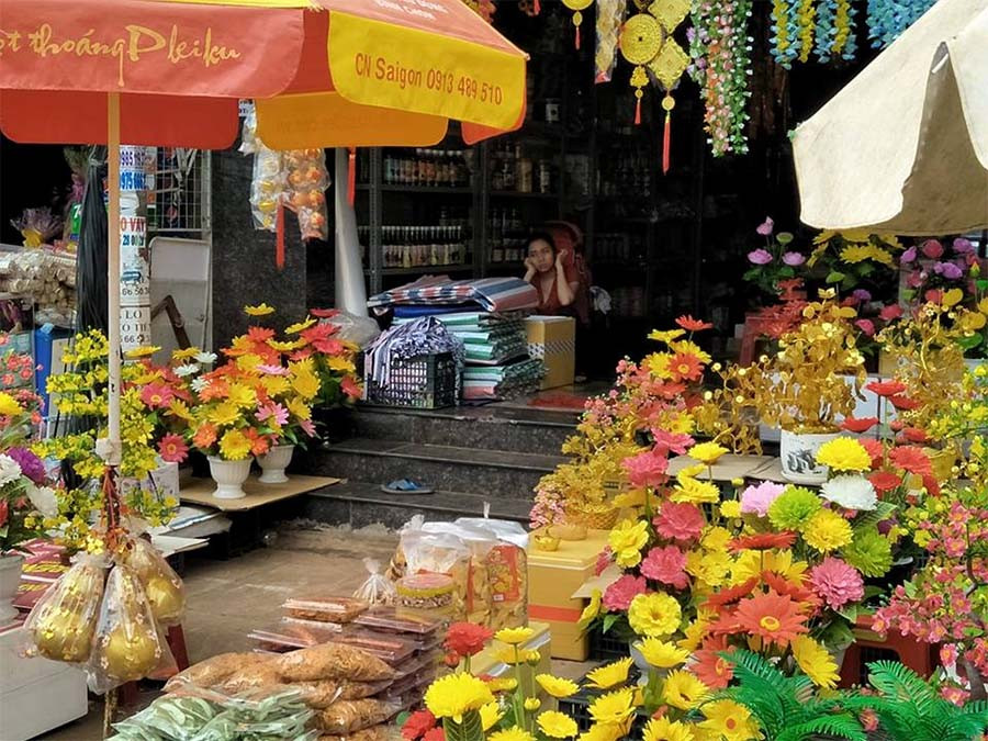 Tạp hóa bán đồ trang trí không một bóng người. Ảnh: Trần Trung Kỳ Tạp hóa bán đồ trang trí không một bóng người. ảnh: Trần Trung Kỳ