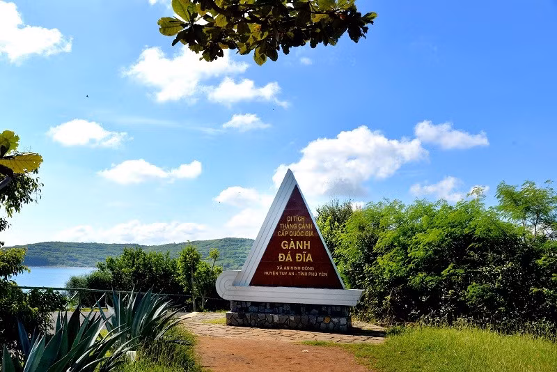 Gánh Đá Đĩa được xếp hạng di tích thắng cảnh cấp quốc gia. Gánh Đá Đĩa được xếp hạng di tích thắng cảnh cấp quốc gia.