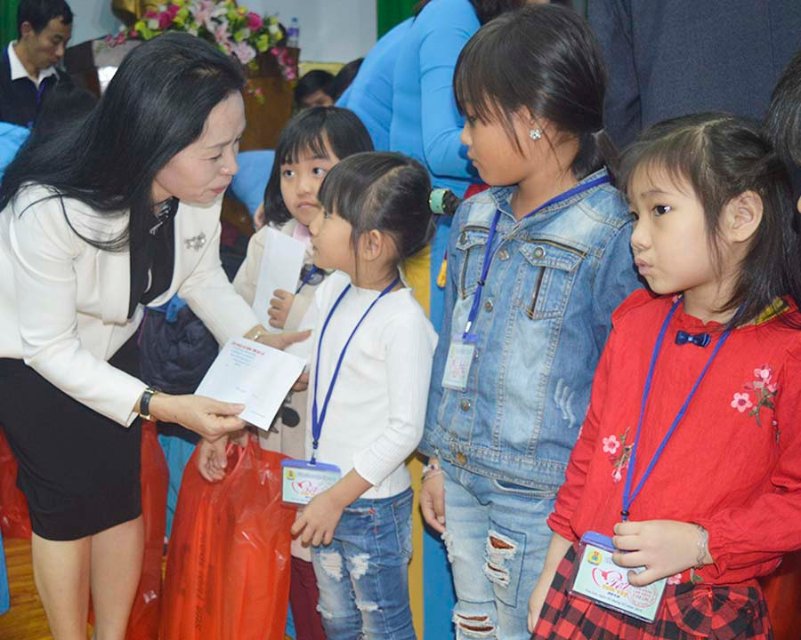 Bà Trần Thị Hoài Thanh-Giám đốc Sở LĐ-TB và XH trao quà cho con công nhân nghèo tại chương trình Tết Sum vầy 2018. Ảnh: Đ.Y Bà Trần Thị Hoài Thanh-Giám đốc Sở LĐ-TB và XH trao quà cho con công nhân nghèo tại chương trình Tết Sum vầy 2018. Ảnh: Đ.Y