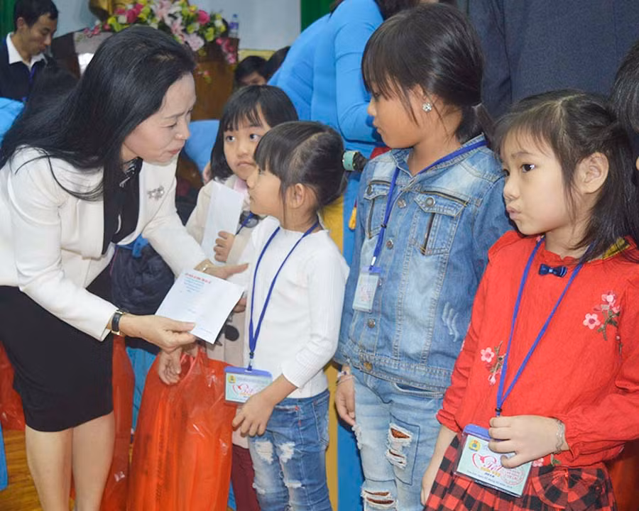 Bà Trần Thị Hoài Thanh-Giám đốc Sở LĐ-TB và XH trao quà cho con công nhân nghèo tại chương trình Tết Sum vầy 2018. Ảnh: Đ.Y