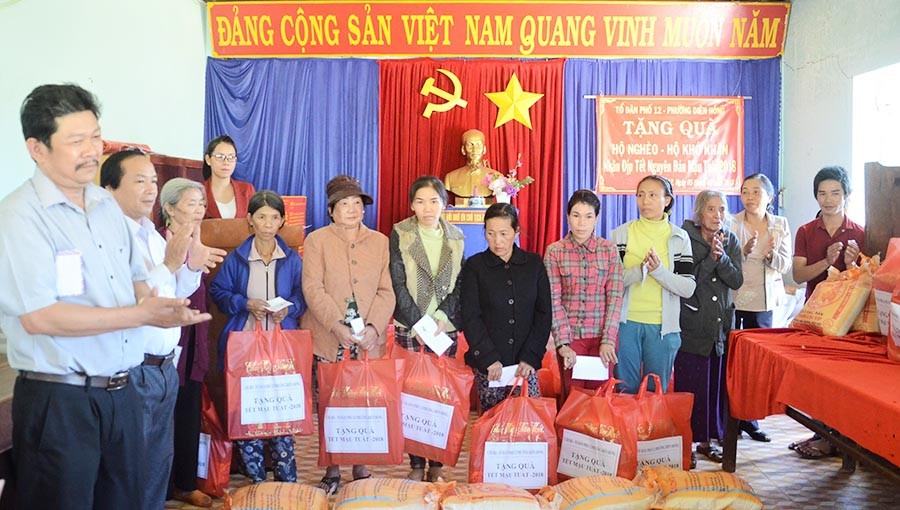  Tổ dân phố 12 tặng 43 suất quà cho bà con nghèo. Ảnh: P.L