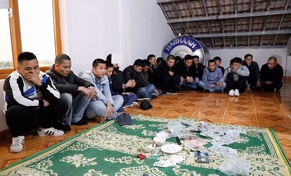 Các đối tượng cùng tang vật thu giữ tại hiện trường