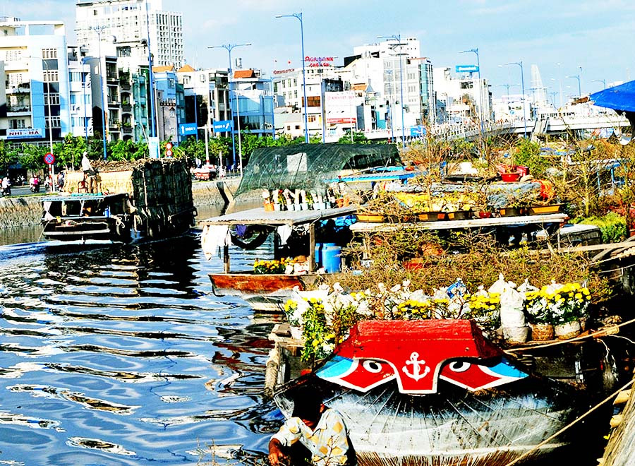 Ghe hoa từ miền Tây cập bến Bình Đông.