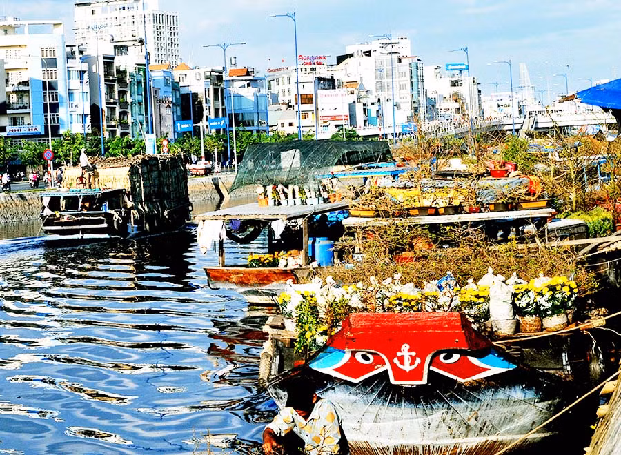 Ghe hoa từ miền Tây cập bến Bình Đông.