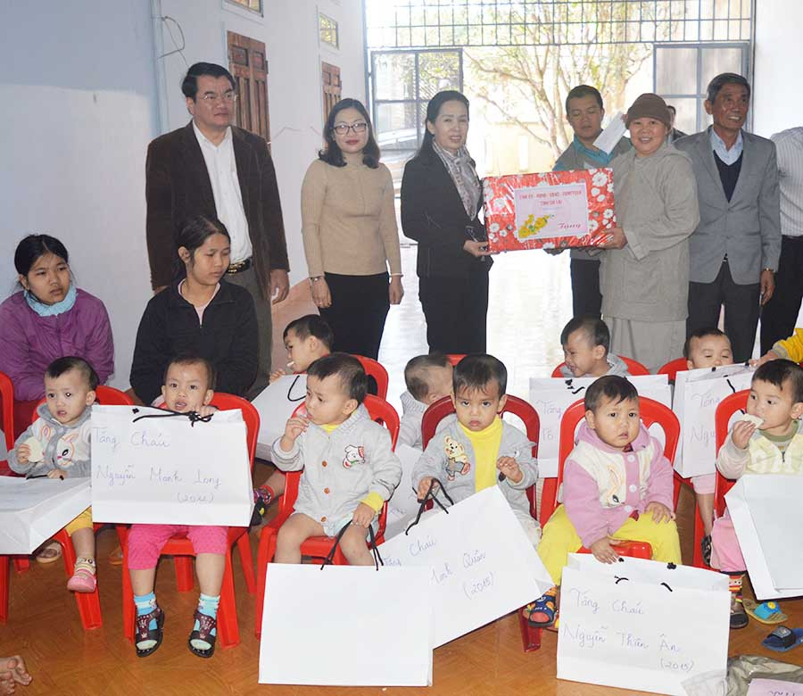  Tặng quà Tết cho trẻ em mồ côi tại chùa Bửu Châu-TP. Pleiku. Ảnh: Đ.Y