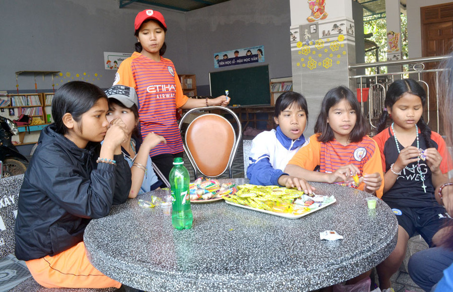 Các em nhỏ tại Mái ấm Giuse ăn Tết sớm. Ảnh: Lê Hòa Các em nhỏ tại Mái ấm Giuse ăn Tết sớm. Ảnh: Lê Hòa