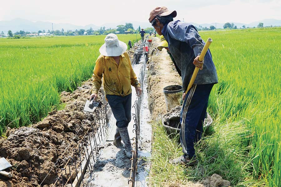  Bê tông hóa kênh mương nội đồng.