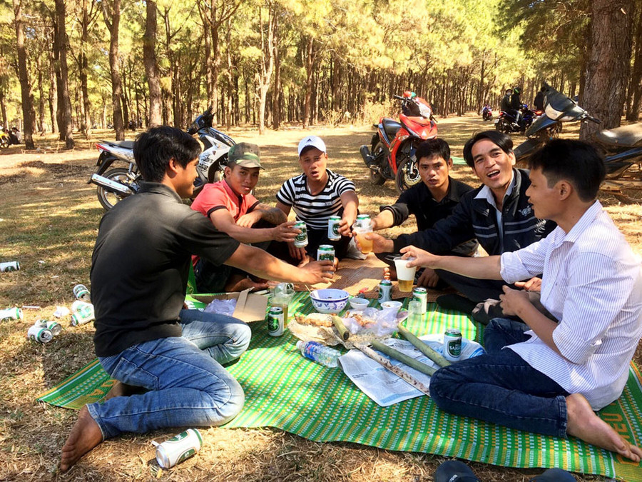 Một tốp du khách tham gia thưởng thức cơm lam, gà nướng ngay tại đồi thông Phan Đình Phùng. Ảnh: Lê Hòa