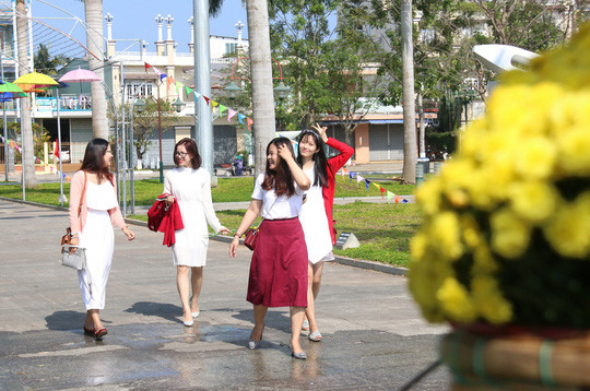 Những cô gái trẻ khoe sắc bên hoa