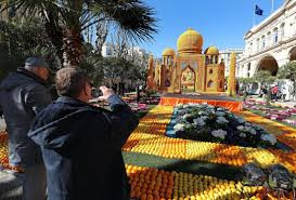  Người dân và du khách háo hức xem những xe trái cây cam và chanh được kết thành nhiều hình dạng khác nhau diễu hành ngang qua các tuyến phố ở Menton.